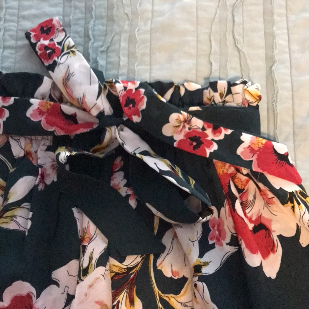 Minit Fashion! Front Tied Fabric Flowy Elastic Floral Shorts NWOT! - Picture 7 of 12